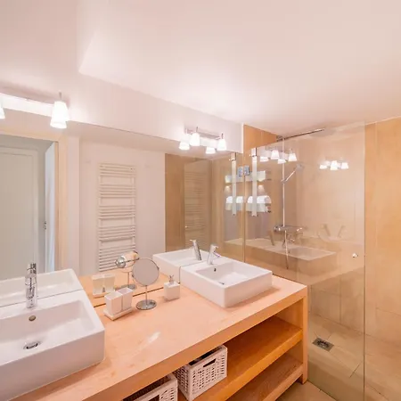 Charming A C House 2br 4p - *